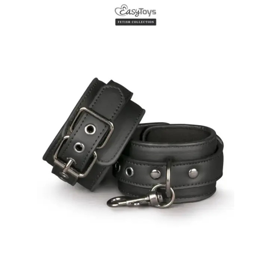 Menottes de bondage Wrist Cuffs de Easytoys se distinguent par leur design pensé pour la fois le confort et l’esthétisme. Fabriquées en simili cuir résistant, elles sont dotées d’une doublure en mousse moelleuse pour une sensation agréable sur la peau, même lors d’une utilisation prolongée