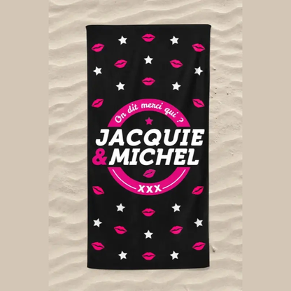 Serviette humoristique de plage Jacquie et Michel noire, avec Logo rond et rose : on dit merci qui? avec des bisous roses et étoiles blanches