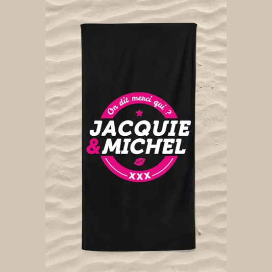 Serviette humoristique de plage de la marque Jacquie et Michel, noire avec logo rond rose inscrit : on dit merci qui? 
