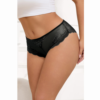 lingerie dentelle noire avec bijou décoratif tanga dentelle bijou