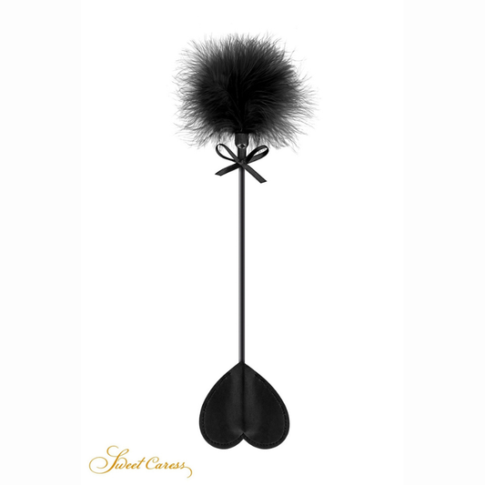 Cravache initiation BDSM 2 en 1 tapette cœur pompon noir Sweet Caress – vue ensemble accessoire SM soft débutant
