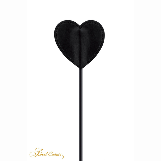 Cravache initiation BDSM Sweet Caress – détail claquette cœur noire polyuréthane fessée douce