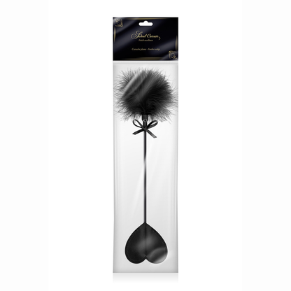 Cravache initiation BDSM pompon plume d'oie noire – détail extrémité douce caresse sensorielle Sweet Caress