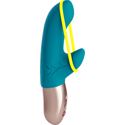 l'AMORINO est un vibromasseur double, conçu pour que vous puissiez placer l'extension la plus courte contre votre clitoris et faire basculer la tige incurvée contre votre point G. Disponible chez LollyDoll