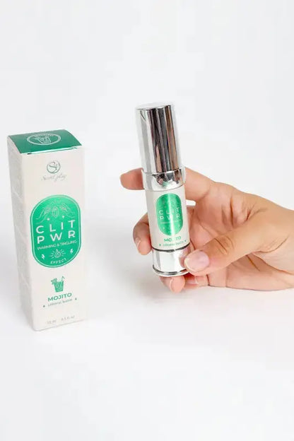Baume clitoris Clit Pwr Mojito présenté dans un flacon tenu par une main, idéal pour un plaisir intensifié.