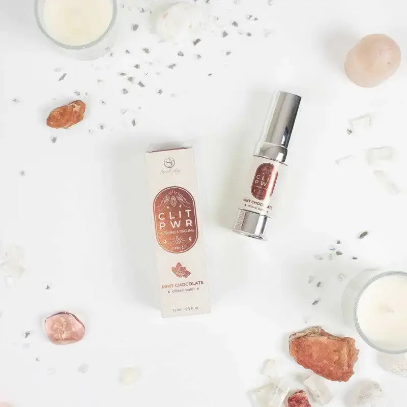 Baume clitoris Clit Pwr menthe chocolat avec packaging et produit en miroir sur fond apaisant