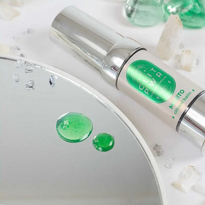Baume clitoris Clit Pwr Mojito de Secret Play avec gouttes vertes sur miroir, énonçant le plaisir et la sensualité.