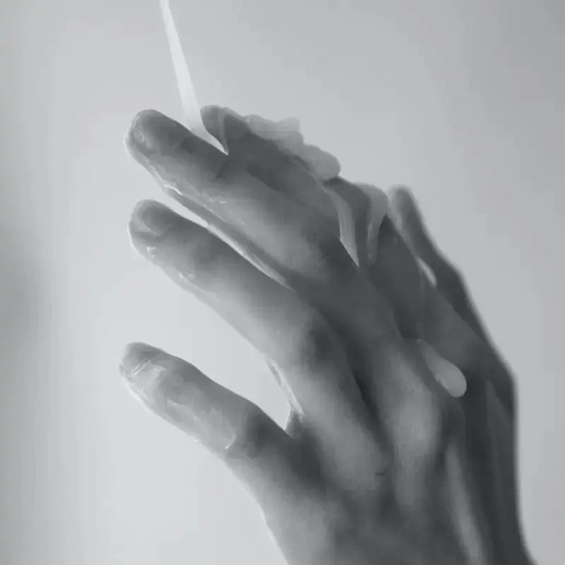 Main image illustrant le lubrifiant intime neutre effet sperme Lubrifiant sur les mains.