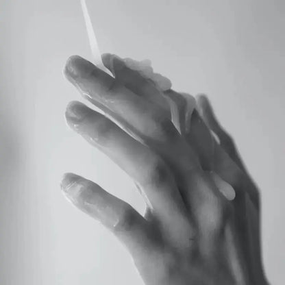Main image illustrant le lubrifiant intime neutre effet sperme Lubrifiant sur les mains.