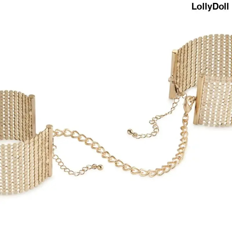 Les Menottes Bracelets en Or "Désir Métallique" pour une touche de luxe et de sensualité. Conçues pour des moments de complicité intime sont disponible chez LollyDoll.