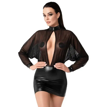 Robe sexy Opium Wetlook mini robe en noir, mettant en valeur la silhouette avec élégance et audace.