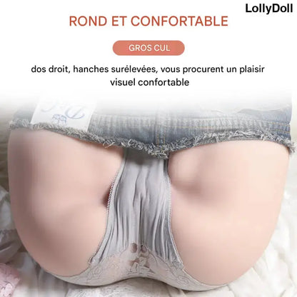 Fesses d’une femme en sous-vêtements et jupe en jean.