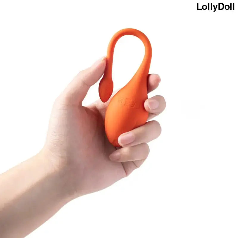 Main dans laquelle se trouve un oeuf vibrant, couleur orange, de LollyDoll, pour une expérience sensorielle connectée.