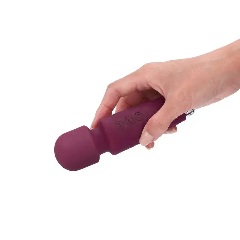 Une main tenant un Wand mini Wanderful de la marque Dorcel, un compagnon de voyage indispensable.