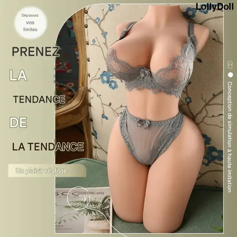 Petite Poupée Sexuelle Cathy Nouvelle Génération en lingerie grise offrant un plaisir réaliste et confortable.