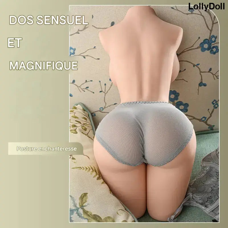 Image de la Petite Poupée Sexuelle montrant un dos sensuel et magnifique, mettant en avant son réalisme et son allure séduisante.