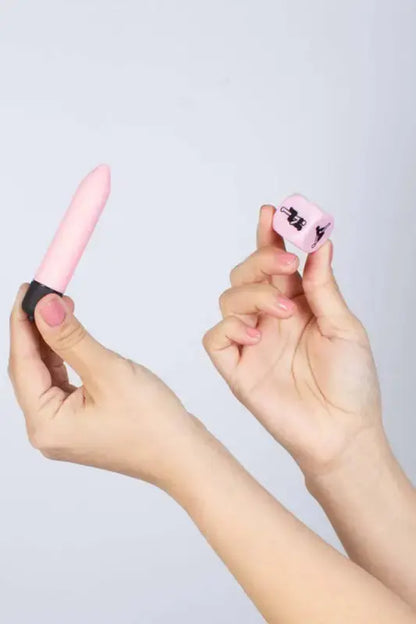 Le jeu pour pimenter le couple kit "Sensual Feelings" de la marque Secret Play est un ensemble conçu pour pimenter vos moments d'intimité tout en apportant une touche ludique et érotique à vos préliminaires. Disponible chez LollyDoll