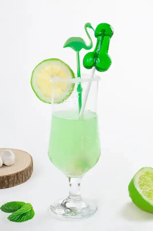Sucette pénis goût Mojito alcoolisée décorant un cocktail vert avec citron et menthe.
