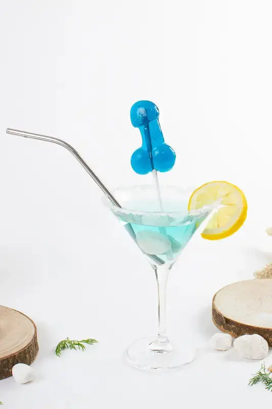 Sucette pénis alcoolisée dans un cocktail bleu avec une tranche de citron, parfait pour des soirées festives.