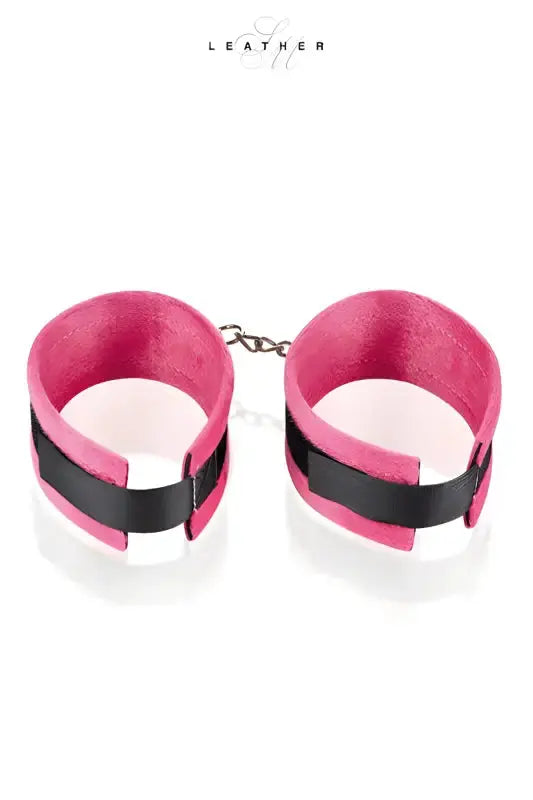 Menottes de chevilles en cuir rose et noir, élégantes et sensuelles pour jeux de rôles.