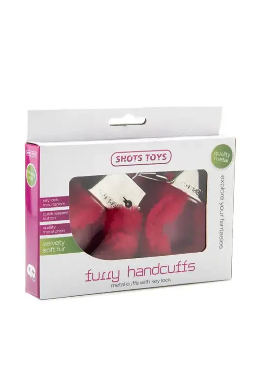 Emballage des menottes fourrure Shots Toys en rouge, parfaites pour des jeux de rôles audacieux.