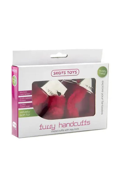 Emballage des menottes fourrure Shots Toys en rouge, parfaites pour des jeux de rôles audacieux.