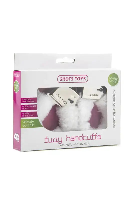 Menottes fourrure blanche Shots Toys dans un emballage, accessoires de luxe pour des jeux coquins.