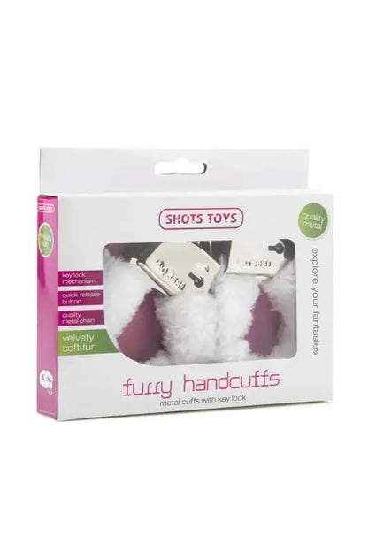 Menottes fourrure blanche Shots Toys dans un emballage, accessoires de luxe pour des jeux coquins.