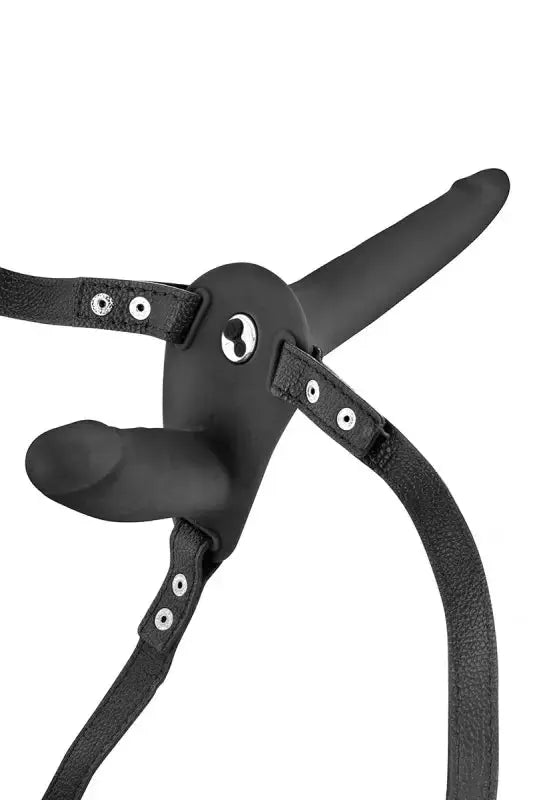 Harnais noir avec double gode ceinture attachés sur LollyDoll