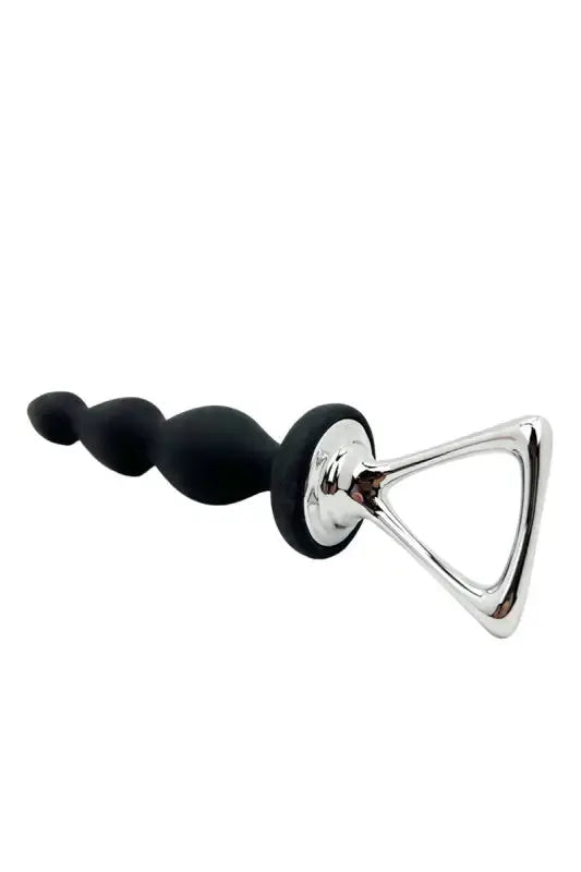 Stimulateur anal en perles noires avec poignée triangulaire.