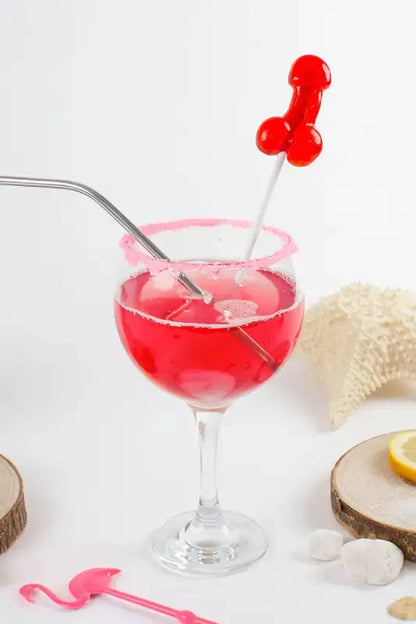 Sucette pénis alcoolisée daiquiri fraise dans un verre, décorée pour des soirées amusantes.