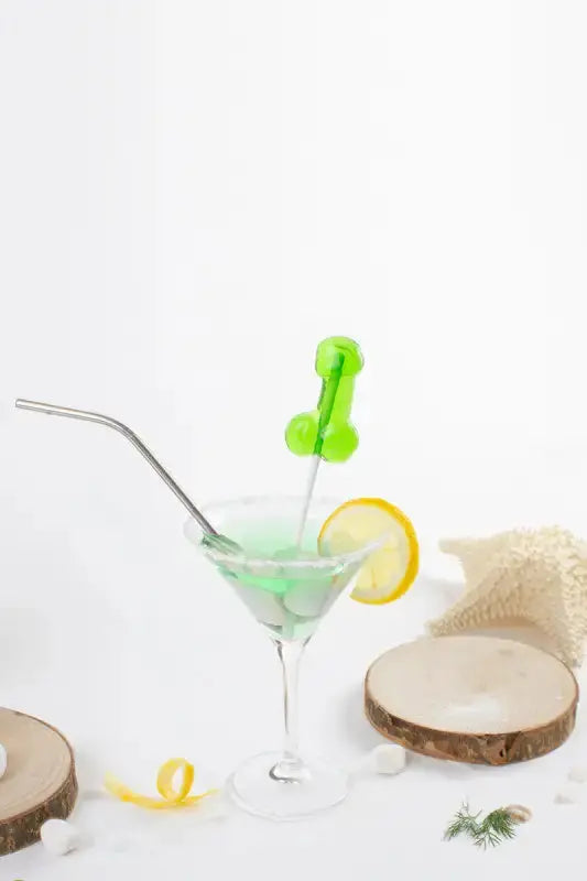 Sucette pénis alcoolisée Caipirinha dans un cocktail coloré avec décor, idéale pour soirées festives.