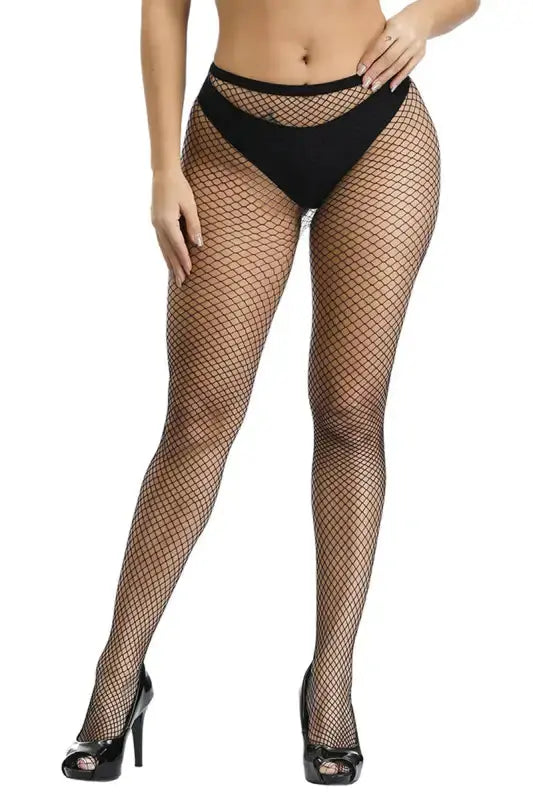 Collants résille sexy 4 pièces noire portés par un modèle, ajoutant une touche de séduction à votre look.