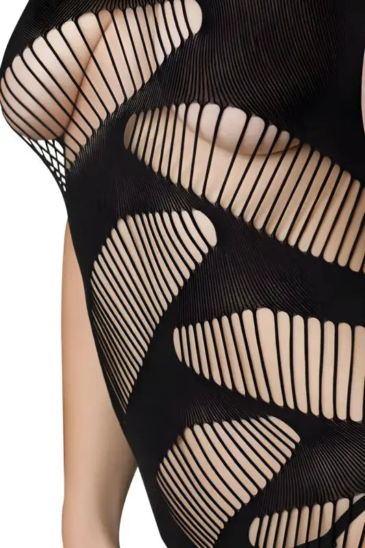 Minii robe en résille noire révélatrice laissant voir certaines parties du corps
