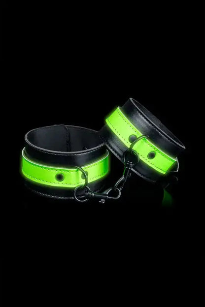 Menottes phosphorescentes de chevilles Ouch! en noir et vert fluo, idéales pour des jeux coquins lumineux.
