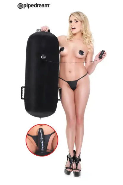 Femme avec la Love machine gonflable Luv Log de Pipedream, prête pour des jeux coquins.
