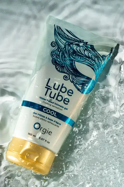 Lubrifiant rafraichissant Lube Tube Cool d'Orgie, gel intime à base d'eau, 150 ml, éclaboussures d'eau en arrière-plan.