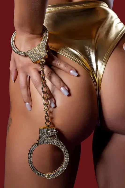 Menottes dorées cloutées de strass.