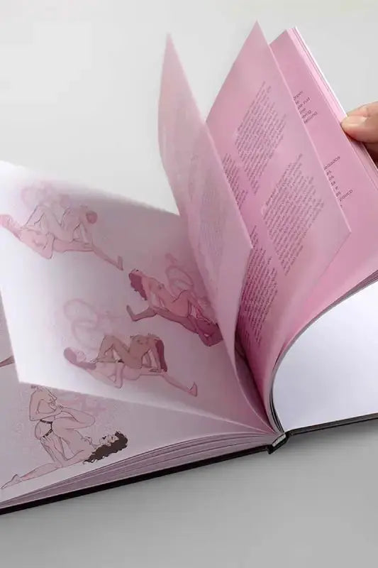 Livre Kamasutra ouvert avec des illustrations suggestives.