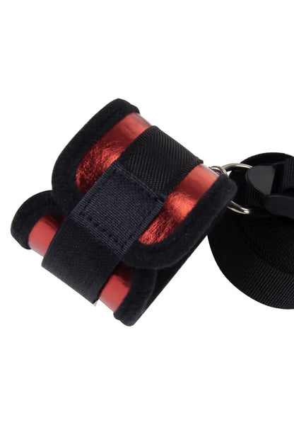 Attaches de lit kit universel Litolu avec sangles noires et détails rouges pour des jeux coquins.