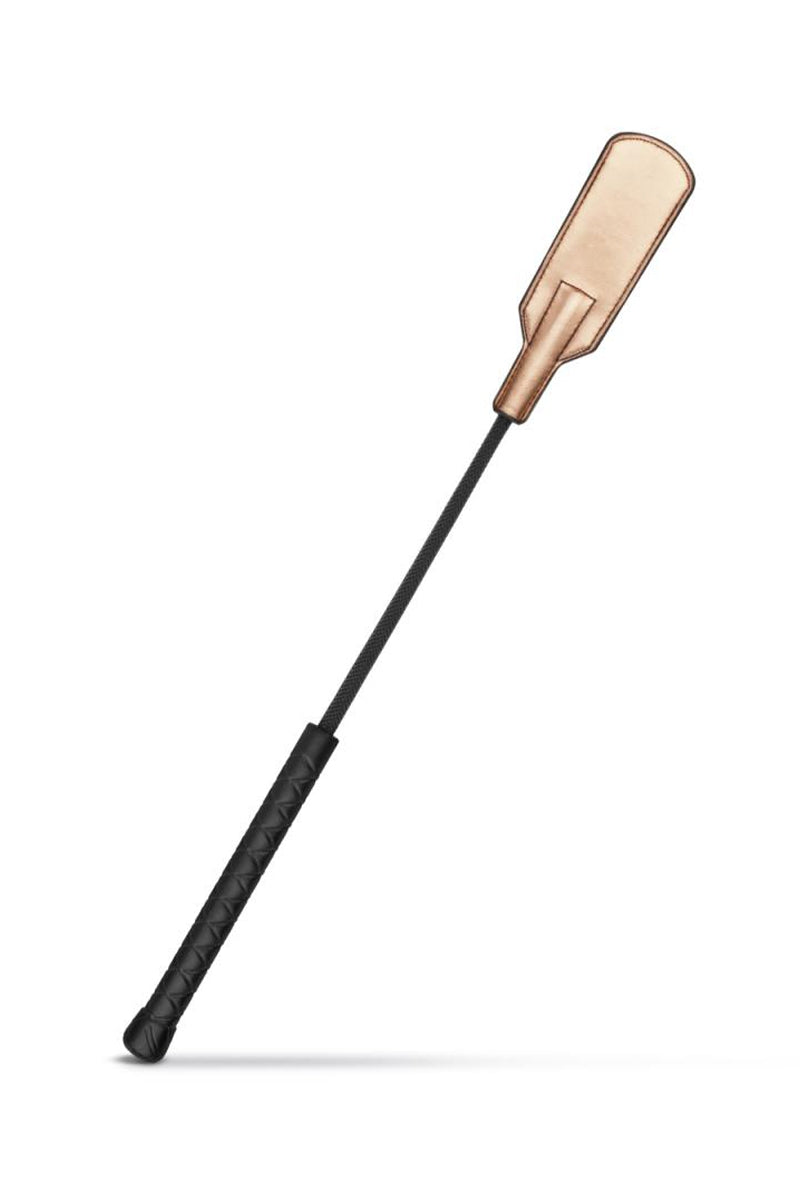 La cravache manhe noir et bout rose gold compris dans le kit BDSM pour débutant ou personnes expérimentées