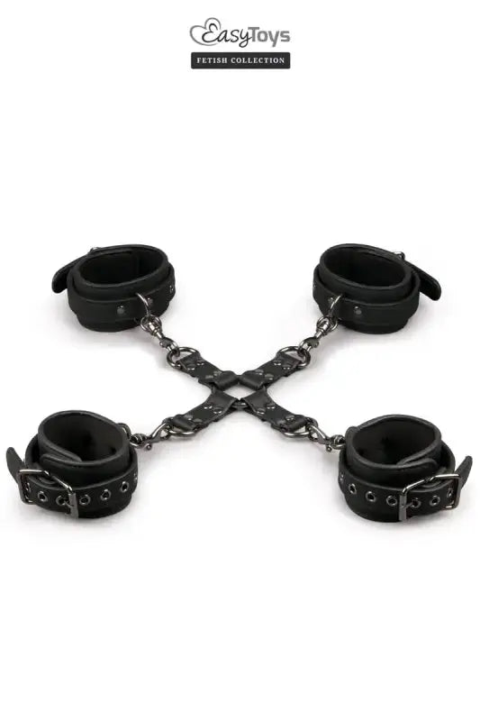 Attaches BDSM de Easytoys Fetish Collection, avec quatre menottes reliées pour des jeux de domination.
