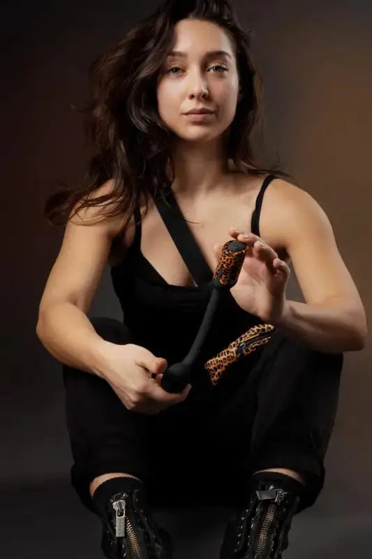 Femme tenant le vibromasseur point G Nila de Panthra, élégant et raffiné pour explorer le plaisir.