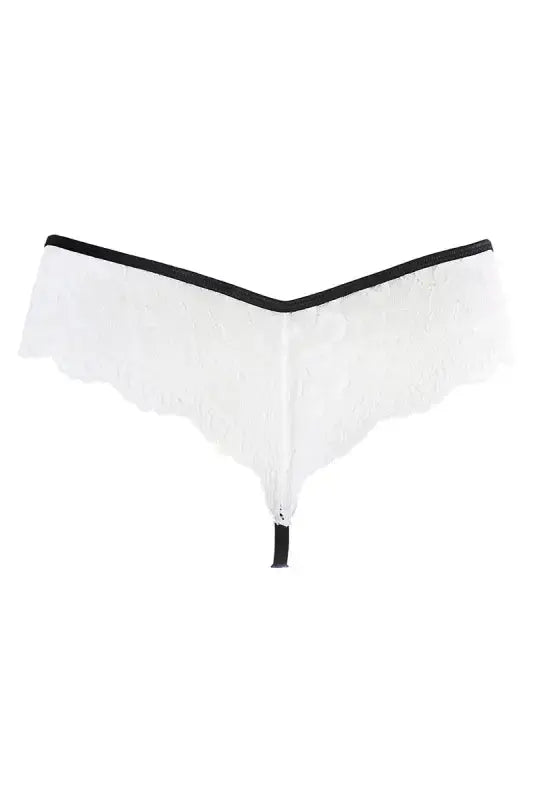 String en dentelle blanche avec bordure noire.