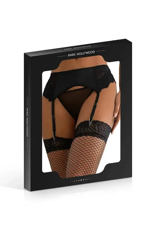 Ensemble de lingerie noire dans son emballage. String ouvert