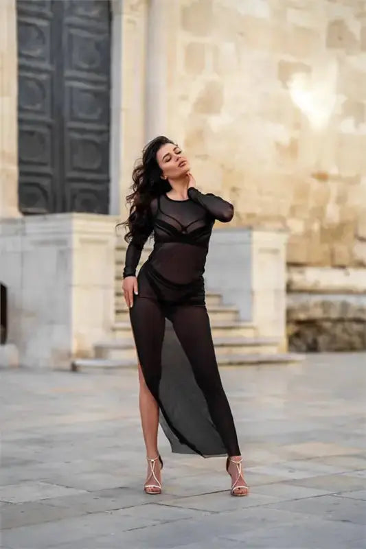 Robe longue noire transparente , manches longues 