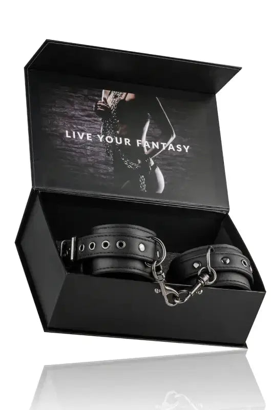 Menottes de bondage Easytoys Fetish présentées dans un coffret élégant avec un slogan captivant.