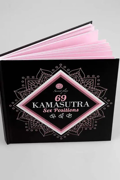Livre Kamasutra ouvert avec des pages roses.