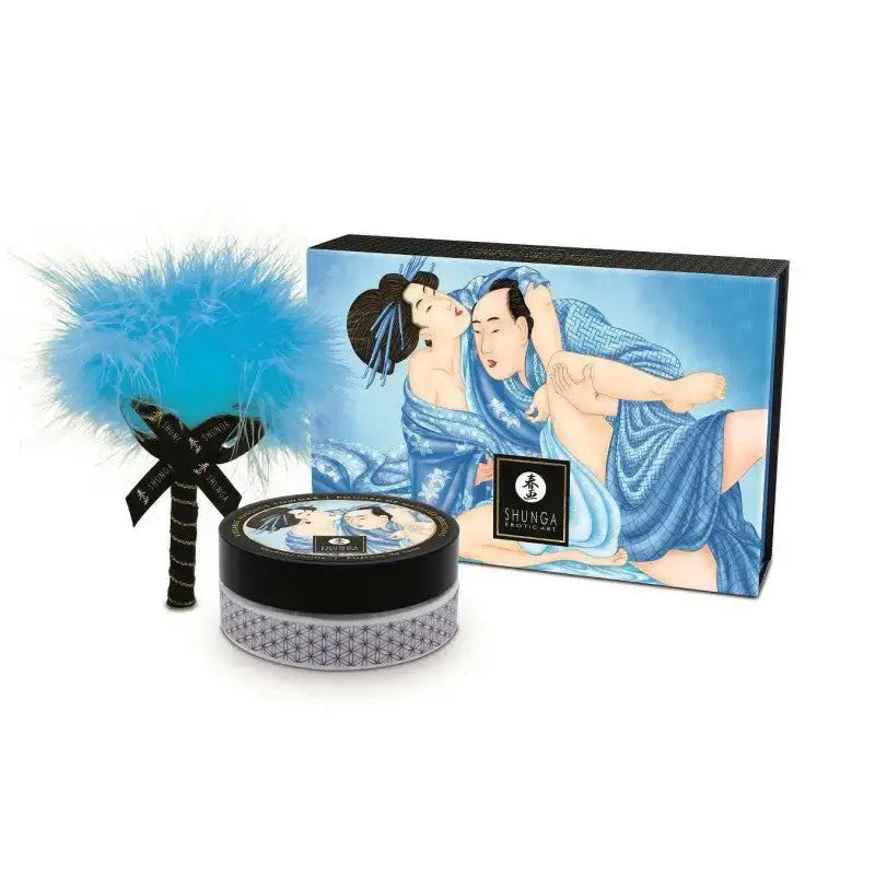 Poudre de massage délectable Frissons de coco avec plume bleue et emballage artistique, accessoire sensuel.