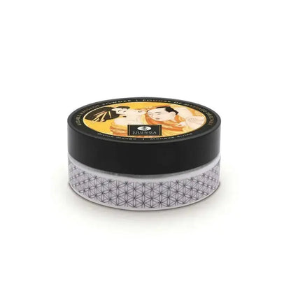 Poudre de massage délectable Mangue enivrante dans un pot élégant, parfait pour une expérience sensuelle.
